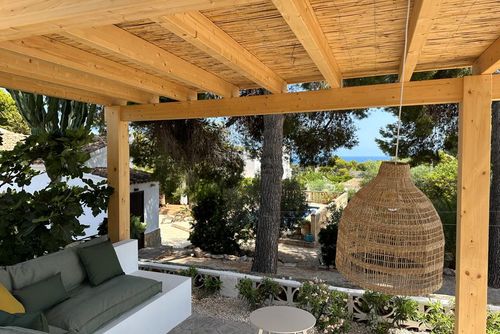 Villa La Bonita Wunderschöne und luxuriöse Villa mit beheiztem Pool in Moraira, Costa Blanca, Spanien, für 6 Personen. Die Villa befindet sich in einer hügeligen und Wohnstrandgegend, nur 2 km vom Ampolla-Strand entfernt....