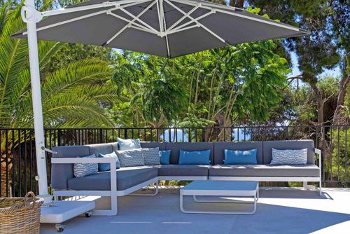 Villa La Bonita Prachtige en luxueuze villa met verwarmd zwembad in Moraira, Costa Blanca, Spanje voor 6 personen. De villa is gelegen in een heuvelachtig en residentieel strandgebied op 2 km van Ampolla Beach....