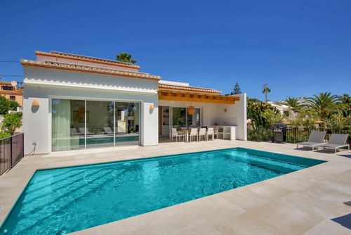 Villa La Bonita Hermosa y lujosa villa con piscina climatizada en Moraira, Costa Blanca, España para 6 personas. La villa está situada en una zona de playa residencial y montañosa a 2 km de la Playa de la Ampolla....