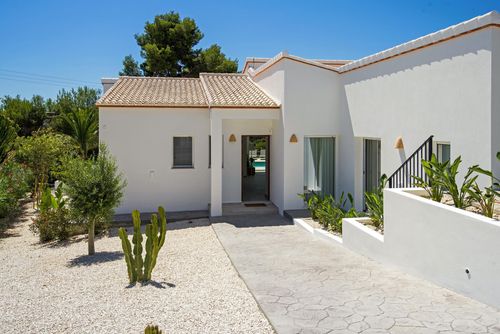 Villa La Bonita Wunderschöne und luxuriöse Villa mit beheiztem Pool in Moraira, Costa Blanca, Spanien, für 6 Personen. Die Villa befindet sich in einer hügeligen und Wohnstrandgegend, nur 2 km vom Ampolla-Strand entfernt....