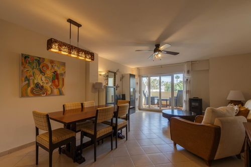 Girasol Apartamento en Javea, Costa Blanca, España, con piscina comunitaria para 6 personas. El apartamento se encuentra en una zona residencial de playa, cerca de restaurantes y bares, tiendas y supermercados, y a 100 m de la playa....