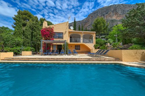 Amphora 6 pax Maison classique et accueillante avec piscine privée à Jávea, Costa Blanca, Espagne, pour 6 personnes. La maison est située dans un quartier résidentiel de plage et à 4 km de la plage de La Grava, Jávea....