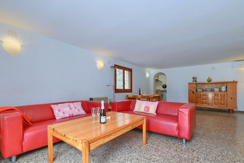 Amphora 6 pax Casa classica e allegra con piscina privata a Jávea, Costa Blanca, Spagna, per 6 persone. La casa è situata in una zona residenziale vicino alla spiaggia, a 4 km dalla spiaggia di La Grava, Jávea....