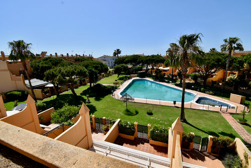 Cristina Casa de vacaciones clásica y cómoda con piscina comunitaria en Chiclana de la Frontera, Costa de la Luz, España, para 7 personas. La casa está situada en una zona residencial cercana a la playa, cerca de restaurantes y bares, y a 500 m de la playa de La Barrosa....