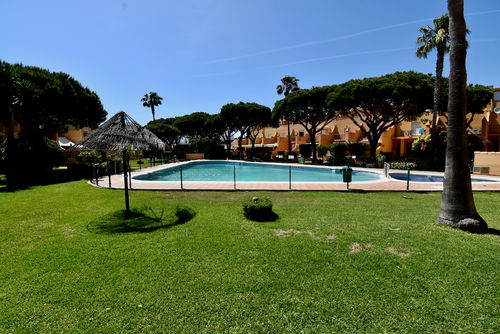 Cristina Casa de vacaciones clásica y cómoda con piscina comunitaria en Chiclana de la Frontera, Costa de la Luz, España, para 7 personas. La casa está situada en una zona residencial cercana a la playa, cerca de restaurantes y bares, y a 500 m de la playa de La Barrosa....