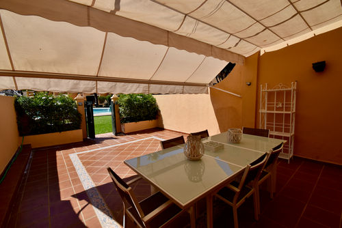 Cristina Maison de vacances classique et confortable avec piscine commune à Chiclana de la Frontera, Costa de la Luz, Espagne, pour 7 personnes. La maison est située dans un quartier résidentiel proche de la plage, à proximité des restaurants et des bars, et à 500 m de la plage de La Barrosa....