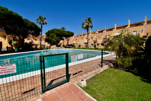 Cristina Casa de vacaciones clásica y cómoda con piscina comunitaria en Chiclana de la Frontera, Costa de la Luz, España, para 7 personas. La casa está situada en una zona residencial cercana a la playa, cerca de restaurantes y bares, y a 500 m de la playa de La Barrosa....