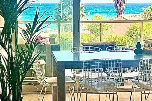 Tierra de Mar 94 by homeprive Bel appartement confortable avec piscine commune à Denia, Costa Blanca, Espagne, pour 6 personnes. L'appartement est situé dans un quartier résidentiel en bord de mer, à proximité de restaurants, bars, supermarchés, et à seulement 25 m de la plage....