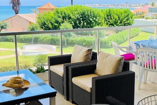 Tierra de Mar 94 by homeprive Smuk og komfortabel lejlighed med fælles pool i Denia, Costa Blanca, Spanien til 6 personer. Lejligheden ligger i et boligområde nær stranden, tæt på restauranter, barer, supermarkeder og kun 25 m fra stranden....