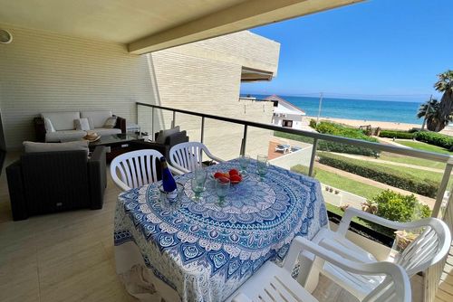 Tierra de Mar 94 by homeprive Bel appartement confortable avec piscine commune à Denia, Costa Blanca, Espagne, pour 6 personnes. L'appartement est situé dans un quartier résidentiel en bord de mer, à proximité de restaurants, bars, supermarchés, et à seulement 25 m de la plage....