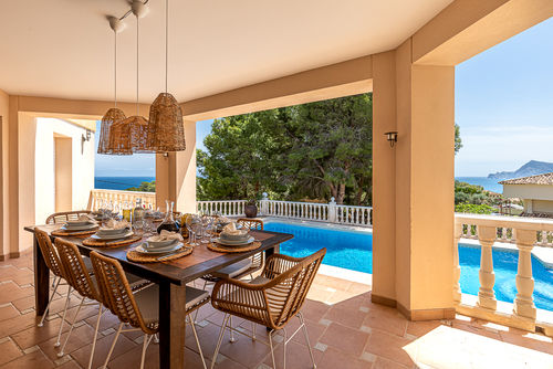 Belle Vue Große und schöne Villa mit privatem Pool in Altea, Costa Blanca, Spanien für 8 Personen. Das Haus befindet sich in einer Küsten-, hügeligen und Wohngegend und ist 2 km vom Strand Puerto Deportivo Campomanus entfernt....