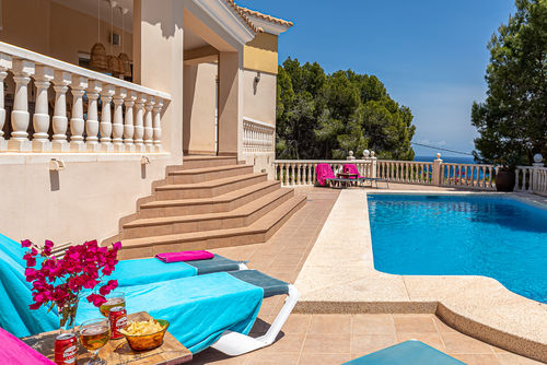 Belle Vue Grote en mooie villa in Altea, Costa Blanca, Spanje met een privézwembad voor 8 personen. Het huis is gelegen in een kust-, heuvelachtig en residentieel gebied en ligt op 2 km van het strand van Puerto Deportivo Campomanus....