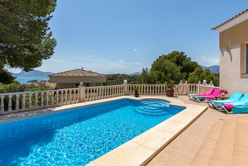 Belle Vue Große und schöne Villa mit privatem Pool in Altea, Costa Blanca, Spanien für 8 Personen. Das Haus befindet sich in einer Küsten-, hügeligen und Wohngegend und ist 2 km vom Strand Puerto Deportivo Campomanus entfernt....