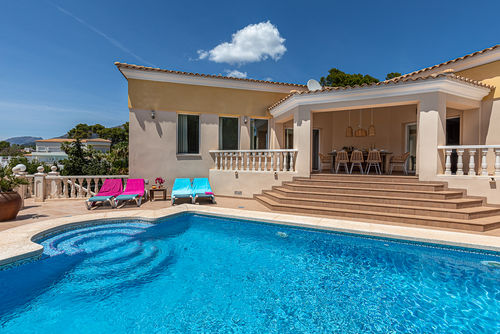 Belle Vue Grande et charmante villa à Altea, Costa Blanca, Espagne, avec une piscine privée pour 8 personnes. La maison est située dans une zone côtière, vallonnée et résidentielle, à 2 km de la plage de Puerto Deportivo Campomanus....