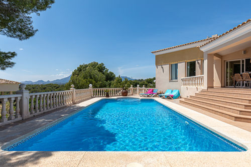 Belle Vue Grote en mooie villa in Altea, Costa Blanca, Spanje met een privézwembad voor 8 personen. Het huis is gelegen in een kust-, heuvelachtig en residentieel gebied en ligt op 2 km van het strand van Puerto Deportivo Campomanus....
