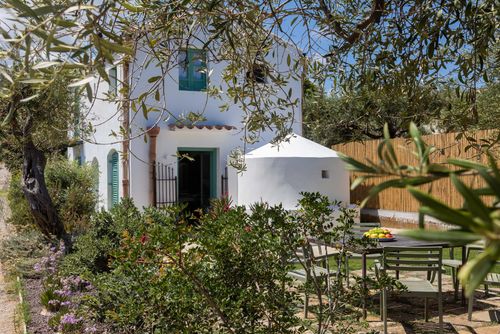 Casa Zammù Villa à Cefalù, Sicile, Italie avec piscine privée pour 6 personnes. La maison est située dans une zone résidentielle proche de la plage et se trouve à 1 km de la mer....