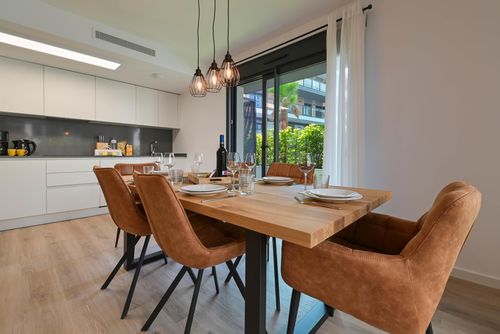 Essential Apartamento moderno y cómodo en Javea, Costa Blanca, España, con piscina comunitaria para 6 personas. El apartamento se encuentra en una zona urbana, cerca de restaurantes y bares, tiendas y supermercados, y a 2 km de La Grava, Puerto y la playa de Jávea....