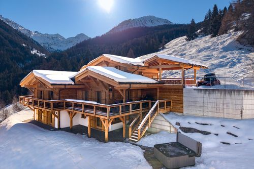 Chalet Flocon de Neige - jacuzzi - sauna Großzügiges und luxuriöses Ferienhaus in La Tzoumaz, 4 Täler, Schweiz für 16 Personen. Das Haus befindet sich in einer bergigen Gegend....