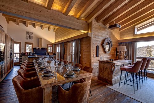 Chalet Flocon de Neige - jacuzzi - sauna Grande et luxueuse maison de vacances à La Tzoumaz, 4 Vallées, Suisse, pour 16 personnes. La maison est située dans une région montagneuse....