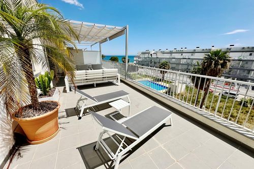 Espuma de Mar 95 by homeprive Smuk og komfortabel lejlighed i Denia, Costa Blanca, Spanien med en fælles swimmingpool til 4 personer. Lejligheden ligger i et boligområde nær stranden, tæt på restauranter, barer og supermarkeder, og kun 25 m fra stranden....