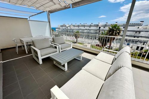 Espuma de Mar 95 by homeprive Smuk og komfortabel lejlighed i Denia, Costa Blanca, Spanien med en fælles swimmingpool til 4 personer. Lejligheden ligger i et boligområde nær stranden, tæt på restauranter, barer og supermarkeder, og kun 25 m fra stranden....