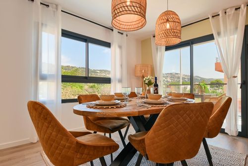 Cuarenta y Tres Appartement moderne et confortable avec piscine commune à Jávea, Costa Blanca, Espagne pour 6 personnes. L'appartement est situé dans un quartier urbain, à proximité des restaurants et bars, des boutiques et supermarchés, et à 2 km de La Grava, Puerto, plage de Jávea....