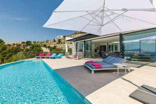 Beau Mirage Wunderschöne und luxuriöse Villa mit privatem Pool in Altea, Costa Blanca, Spanien für 10 Personen. Die Villa befindet sich in einem Küsten-, hügeligen, bewaldeten und Wohngebiet und ist 3 km vom Playa de la Olla entfernt....