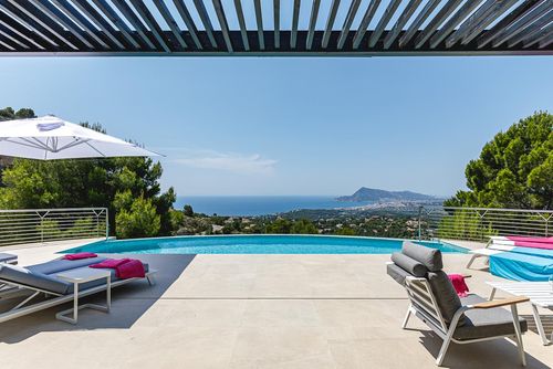 Beau Mirage Hermosa y lujosa villa con piscina privada en Altea, Costa Blanca, España, para 10 personas. La villa está situada en una zona costera, montañosa, boscosa y residencial, a 3 km de la playa de La Olla....