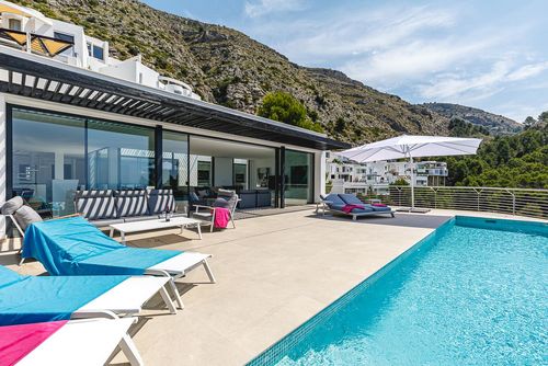 Beau Mirage Wunderschöne und luxuriöse Villa mit privatem Pool in Altea, Costa Blanca, Spanien für 10 Personen. Die Villa befindet sich in einem Küsten-, hügeligen, bewaldeten und Wohngebiet und ist 3 km vom Playa de la Olla entfernt....