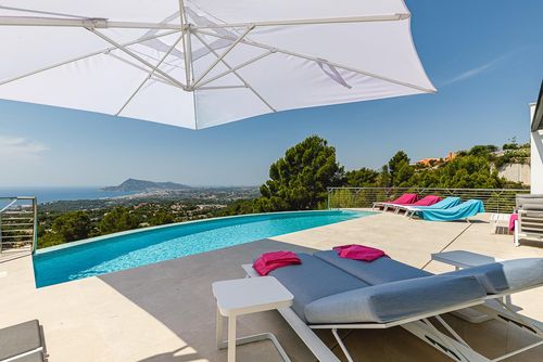 Beau Mirage Wunderschöne und luxuriöse Villa mit privatem Pool in Altea, Costa Blanca, Spanien für 10 Personen. Die Villa befindet sich in einem Küsten-, hügeligen, bewaldeten und Wohngebiet und ist 3 km vom Playa de la Olla entfernt....