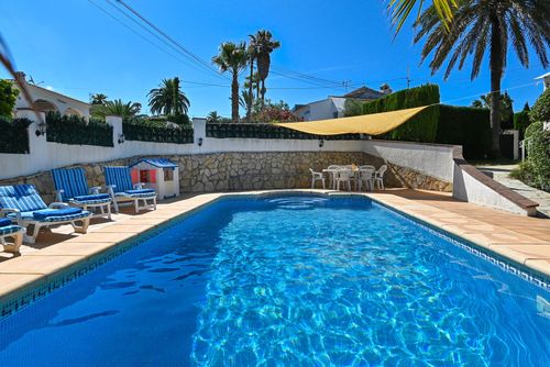 Imaja Grote en klassieke villa in Jávea, Costa Blanca, Spanje met privézwembad voor 6 personen. Het huis is gelegen in een residentiële strandomgeving en op 4 km van het strand van El Arenal, Jávea....