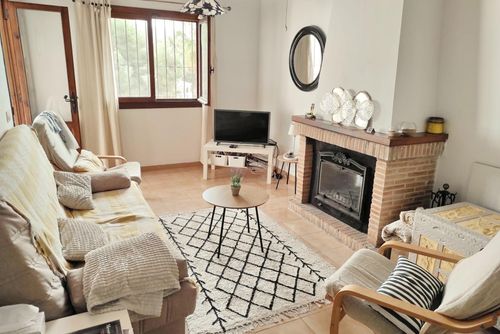 Estrella by Solidays Magnifique et ensoleillée maison de vacances avec piscine commune à Moraira, Costa Blanca, Espagne, pour 4 personnes. La maison est située dans un quartier résidentiel proche de la plage, à proximité de restaurants, bars et supermarchés, et à 2 km de la plage de L'Ampolla....