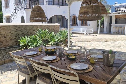 Villa Quiero Verte Amplia y cómoda villa en Benissa, Costa Blanca, España con piscina privada para 8 personas. La casa está situada en una zona costera, montañosa y urbana, a 4 km de la playa....