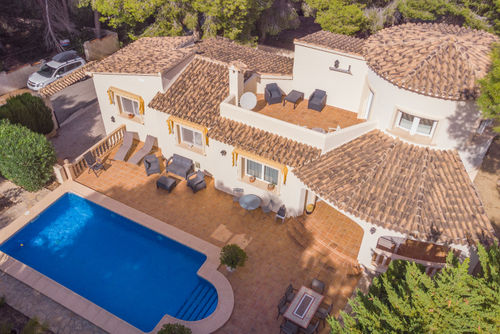 Villa Julivert by Solidays Grande et confortable villa avec piscine privée à Benissa, Costa Blanca, Espagne, pour 6 personnes. La maison est située dans un quartier résidentiel proche de la plage, à proximité de restaurants, bars, d'un court de tennis, et à 1 km de la plage de Cala Advocat....
