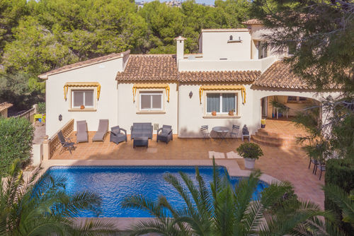 Villa Julivert by Solidays Grande et confortable villa à Benissa, Costa Blanca, Espagne, avec piscine privée pour 6 personnes. La maison est située dans un quartier résidentiel proche de la plage, à proximité de restaurants et de bars, d'un court de tennis, et à 1 km de la plage de Cala Advocat....
