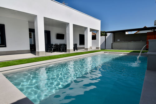 Mykonos Moderna y lujosa villa con piscina privada en Chiclana de la Frontera, Costa de la Luz, España, para 16 personas. La casa está situada en una zona rural cercana a la playa, a poca distancia de una pista de tenis y a 4 km de Chiclana....