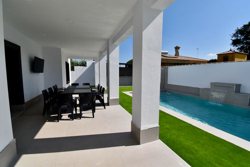 Mykonos Villa moderne et luxueuse à Chiclana de la Frontera, Costa de la Luz, Espagne, avec une piscine privée pour 16 personnes. La maison est située dans une zone rurale proche de la plage, à proximité d'un court de tennis et à 4 km de Chiclana....