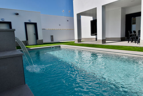 Mykonos Moderne und luxuriöse Villa mit privatem Pool in Chiclana de la Frontera, Costa de la Luz, Spanien für 16 Personen. Das Haus befindet sich in einer ländlichen Strandgegend, in der Nähe eines Tennisplatzes und 4 km von Chiclana entfernt....