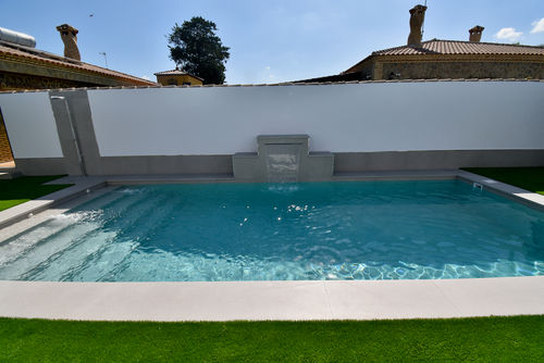 Mykonos Moderna y lujosa villa con piscina privada en Chiclana de la Frontera, Costa de la Luz, España, para 16 personas. La casa está situada en una zona rural cercana a la playa, a poca distancia de una pista de tenis y a 4 km de Chiclana....