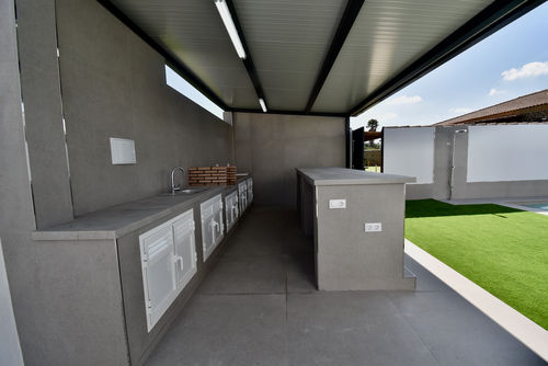 Mykonos Moderna y lujosa villa con piscina privada en Chiclana de la Frontera, Costa de la Luz, España, para 16 personas. La casa está situada en una zona rural cercana a la playa, a poca distancia de una pista de tenis y a 4 km de Chiclana....