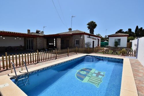 Mi Fa Rustikale und komfortable Villa mit privatem Pool in Chiclana de la Frontera, Costa de la Luz, Spanien für 9 Personen. Das Haus befindet sich in einem Wohngebiet in Strandnähe und ist 2 km vom Strand La Barrosa entfernt....