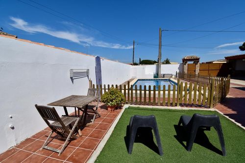 Mi Fa Villa rustique et confortable avec piscine privée à Chiclana de la Frontera, Costa de la Luz, Espagne pour 9 personnes. La maison est située dans une zone résidentielle proche de la plage et se trouve à 2 km de la plage de La Barrosa....
