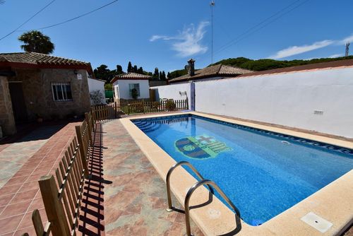 Mi Fa Villa rústica y cómoda con piscina privada en Chiclana de la Frontera, Costa de la Luz, España, para 9 personas. La casa está situada en una zona residencial de playa y se encuentra a 2 km de la playa de La Barrosa....