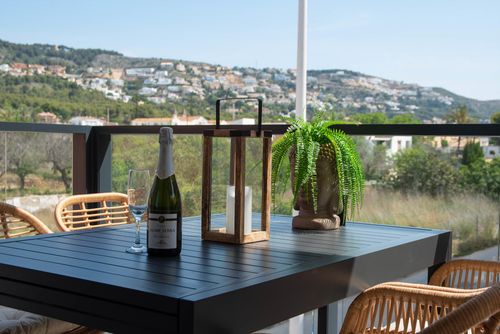 Cuarenta y tres 4 pax Appartement moderne et confortable à Jávea, Costa Blanca, Espagne avec piscine commune pour 4 personnes. L'appartement est situé dans une zone urbaine, à proximité des restaurants et bars, des magasins et supermarchés et à 2 km de la plage de La Grava, Puerto, Jávea....