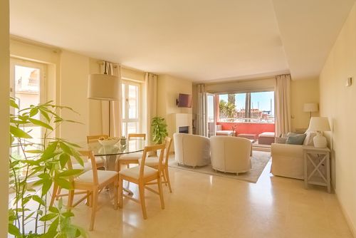 Luxury apartment Sotogrande Fantastisk og luksuriøs leilighet med privat basseng i San Roque, San Roque, Spania for 6 personer. Leiligheten ligger nær restauranter og barer, butikker og supermarkeder, og er 1 km fra stranden Playa de Torreguadiaro....