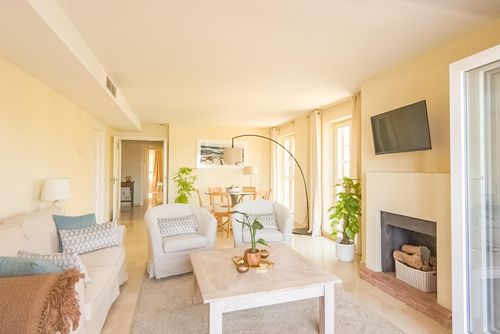 Luxury apartment Sotogrande Maravilhoso e luxuoso apartamento com piscina privada em San Roque, San Roque, Espanha, para 6 pessoas. O apartamento está situado perto de restaurantes e bares, lojas e supermercados, e fica a 1 km da praia de Playa de Torreguadiaro....