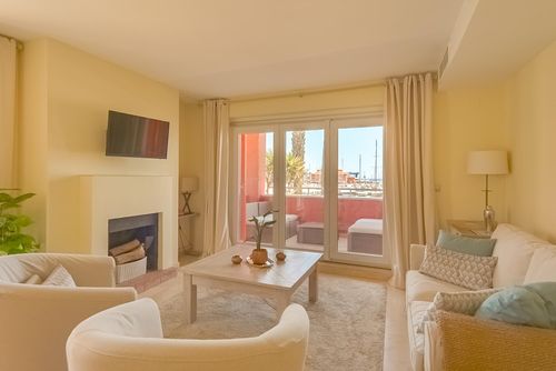 Luxury apartment Sotogrande Vidunderlig og luksuriøs lejlighed med privat pool i San Roque, San Roque, Spanien til 6 personer. Lejligheden er beliggende tæt på restauranter og barer, butikker og supermarkeder, og er kun 1 km fra Playa de Torreguadiaro stranden....
