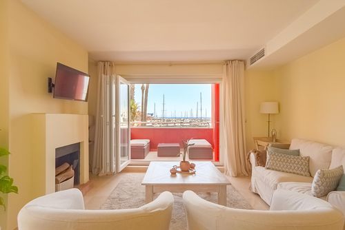 Luxury apartment Sotogrande Magnifique appartement de luxe à San Roque, San Roque, Espagne avec piscine privée pour 6 personnes. L'appartement est situé à proximité des restaurants et bars, commerces et supermarchés, et à 1 km de la plage de Playa de Torreguadiaro....