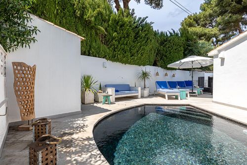 Casita Espumante Magnifique et romantique maison de vacances avec piscine privée à Moraira, Costa Blanca, Espagne, pour 4 personnes. La maison est située dans une zone urbaine près de la plage, à proximité de restaurants, bars et supermarchés, et se trouve à 1 km de la plage de Moraira....
