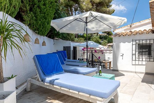 Casita Espumante Geweldig en romantisch vakantiehuis met privézwembad in Moraira, Costa Blanca, Spanje voor 4 personen. Het huis is gelegen in een stedelijk strandgebied, dichtbij restaurants, cafés en supermarkten, en het ligt op 1 km van het strand van Moraira....